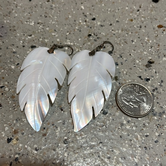 VINTAGE MOTHER OF PEARL SHELL FEATHER SHAPED STATEMENT EARRINGS WHITE SILVER - Picture 6 of 7